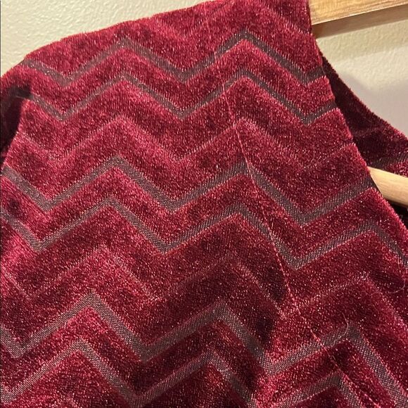 Elegant Burgundy Velvet Dress with Chevron Pattern - Picture 4 of 8